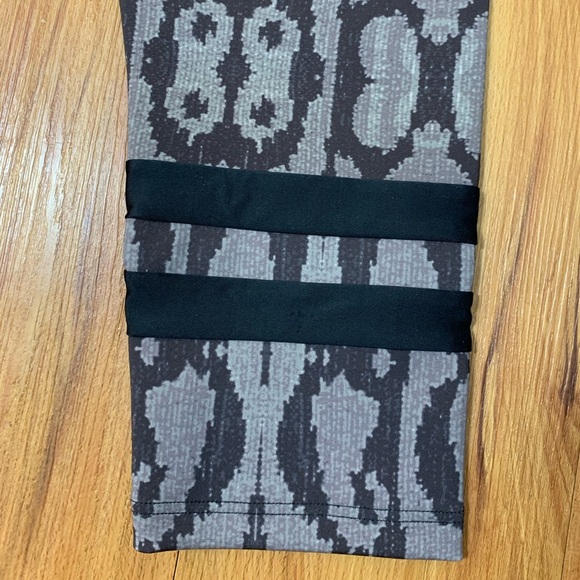 THE UPSIDE Pattern 3/4 Crop Leggings - Picture 8 of 13